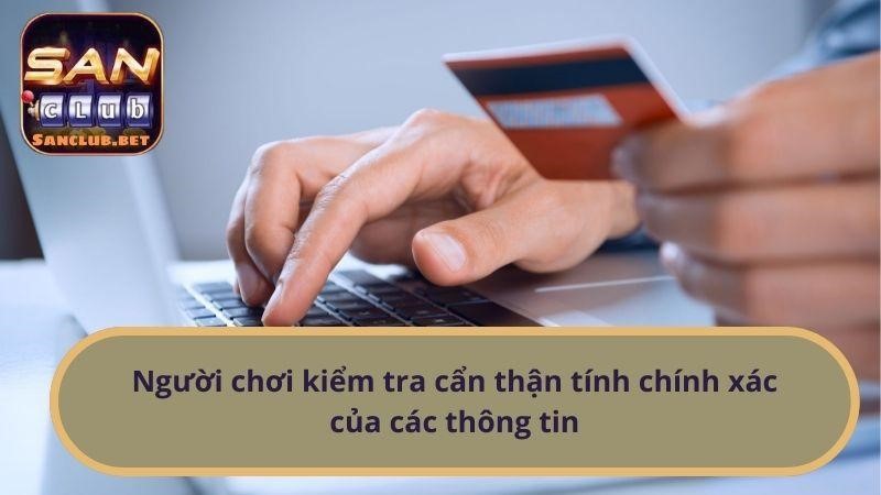 Người chơi kiểm tra cẩn thận tính chính xác của các thông tin